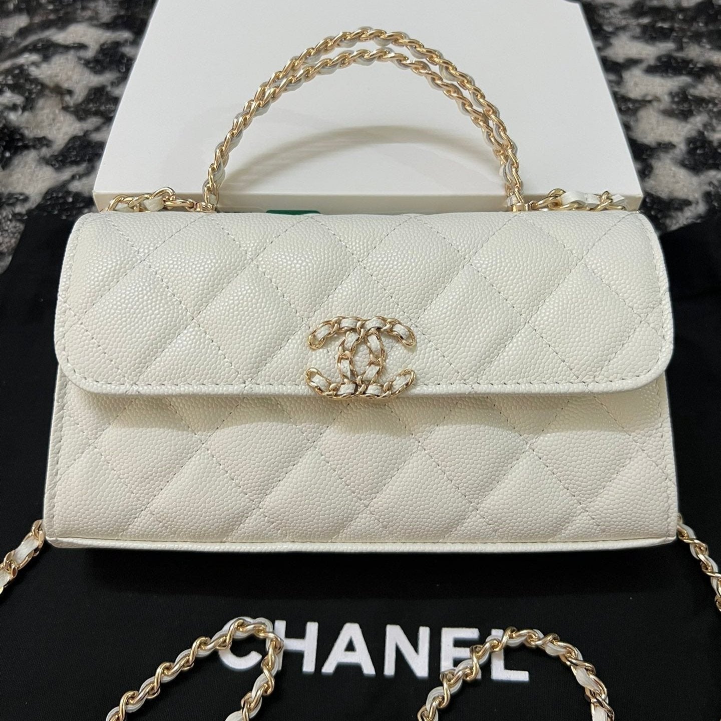 CHANEL KELLY 18 BAG IN WHITE CALFSKIN WITH STRAP