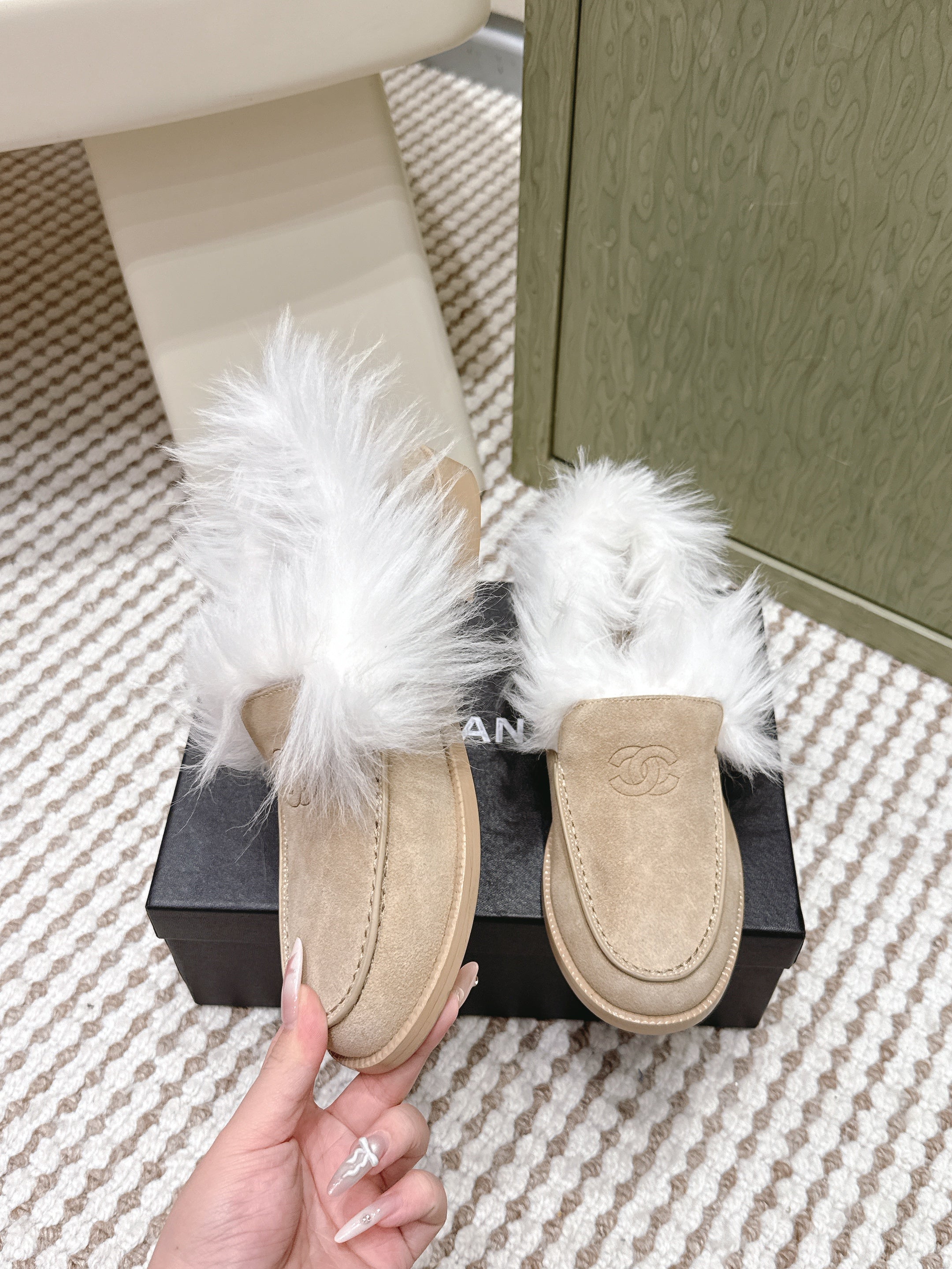 CHANEL 25S LOAFERS MOASIN IN BEIGE SUEDE WITH WHITE MINK FUR LINING