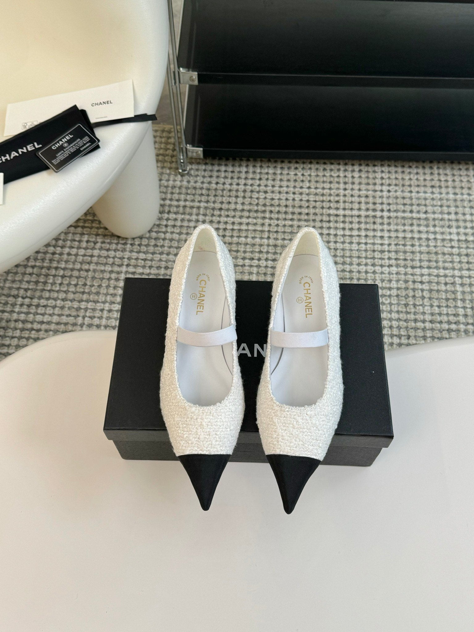 CHANEL MARY JANE IN WHITE TWEED AND BLACK SATIN