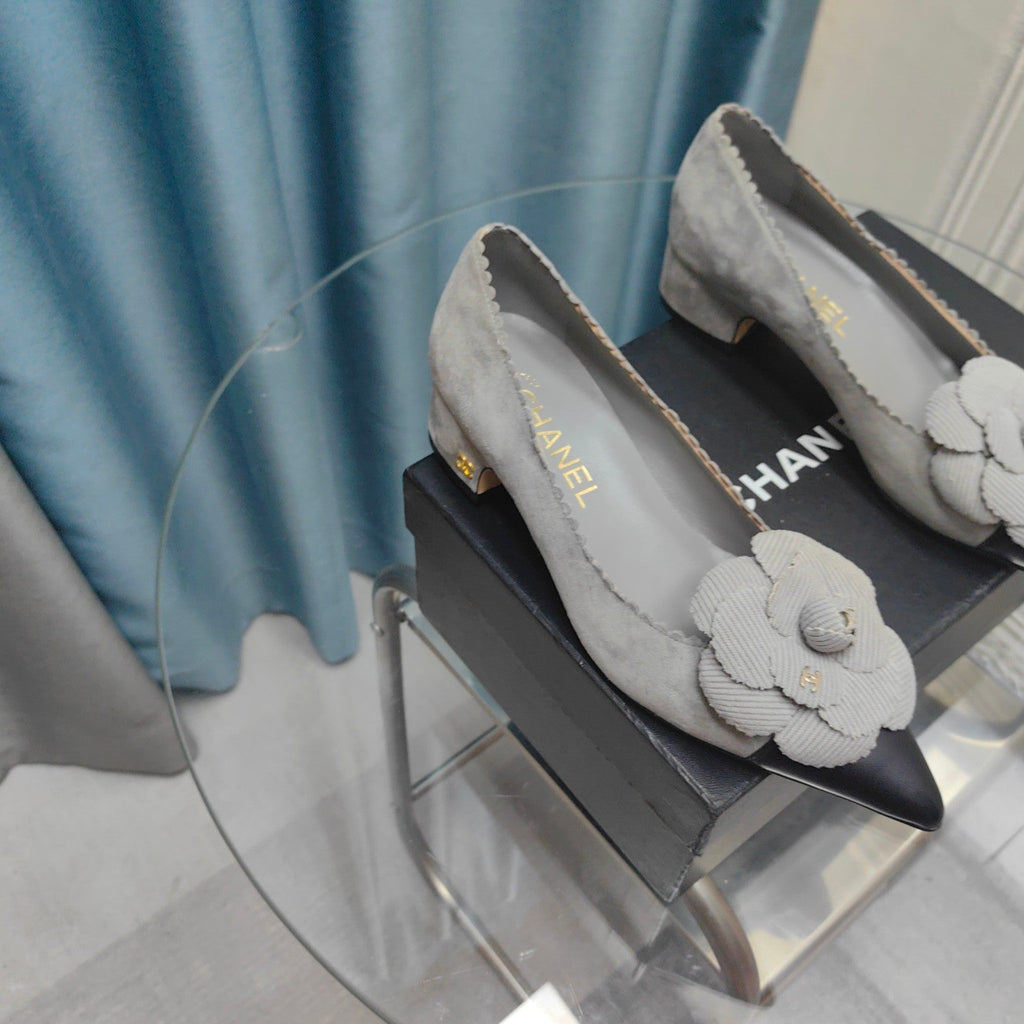 CHANEL MEDIUM HEELS IN SPANISH GRAY SUEDE AND BLACK CALFSKIN WITH FLOWER
