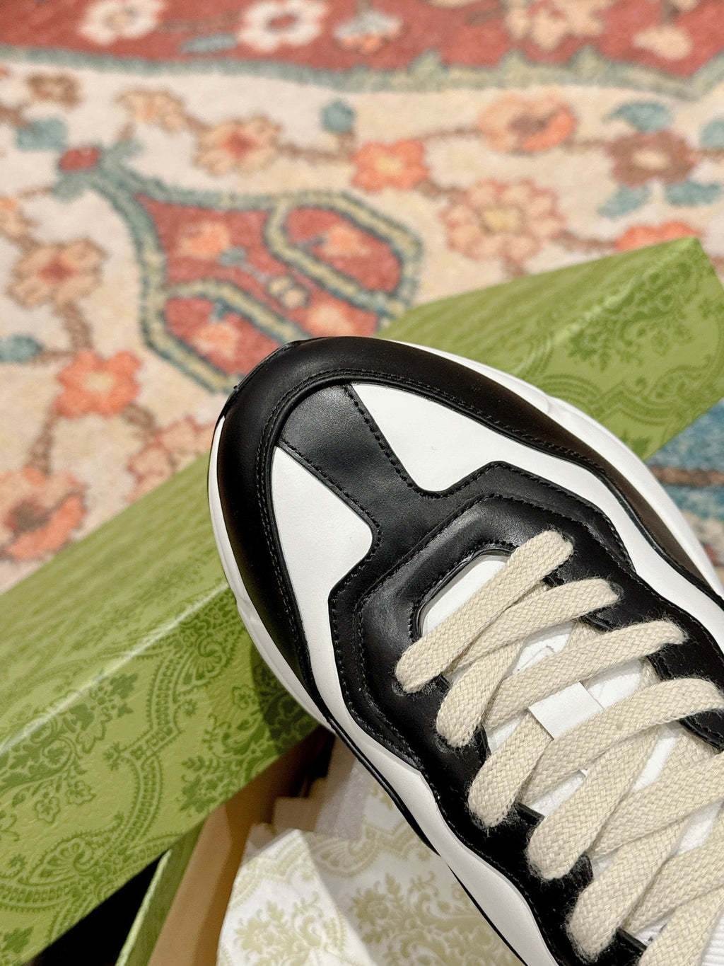 GUCCI RHYTON TRAINER BLACK AND WHITE CALFSKIN